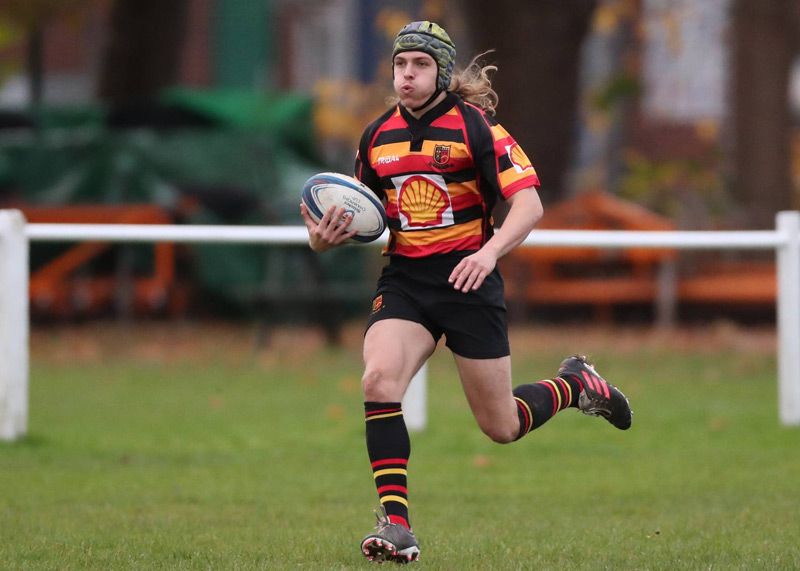 heaton moor rugby club player running with rugby ball